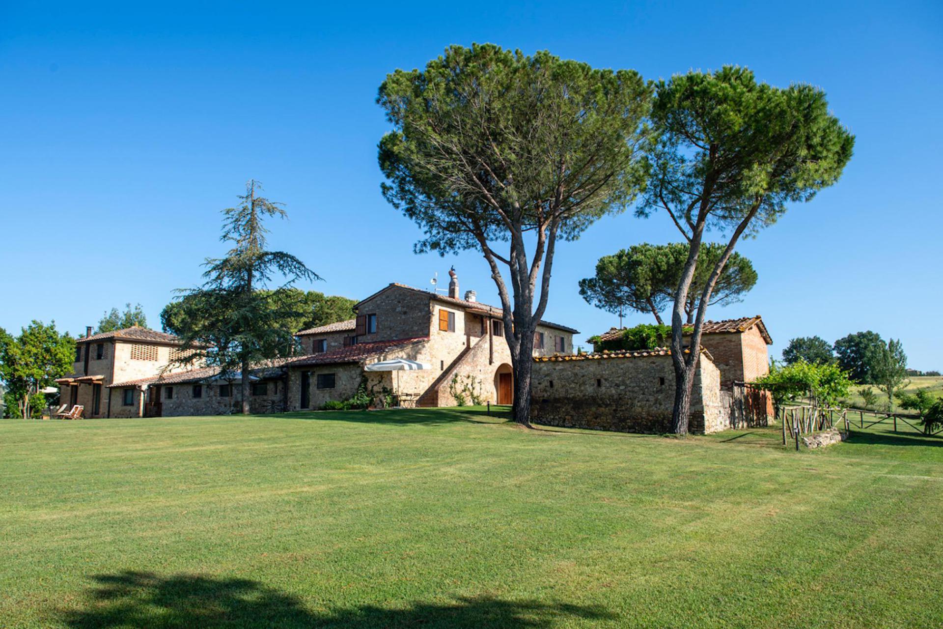 Agriturismo Tuscany Quietly situated agriturismo in Tuscany with nice views