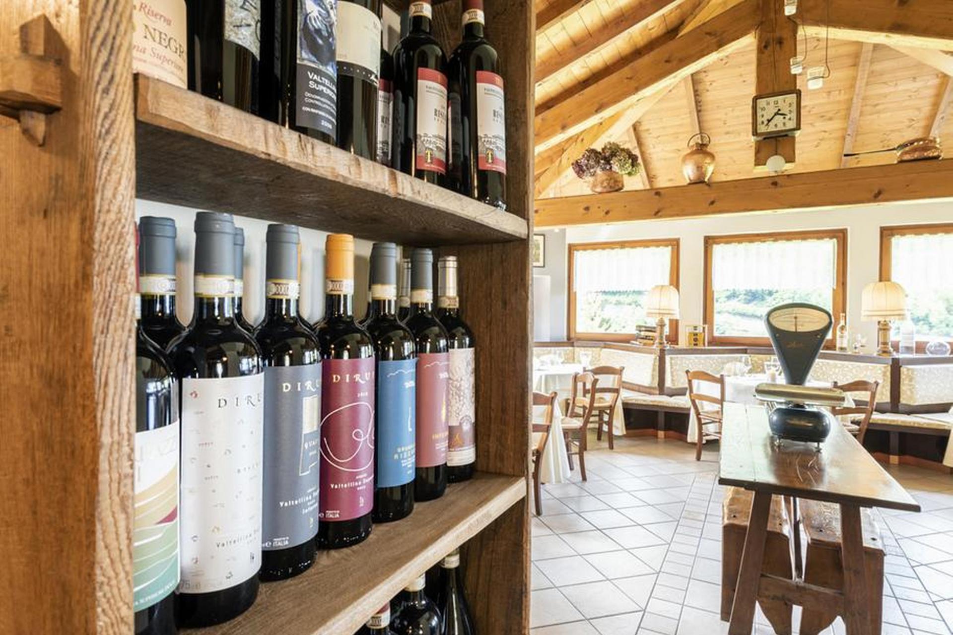 Agriturismo with restaurant and views of Lake Como