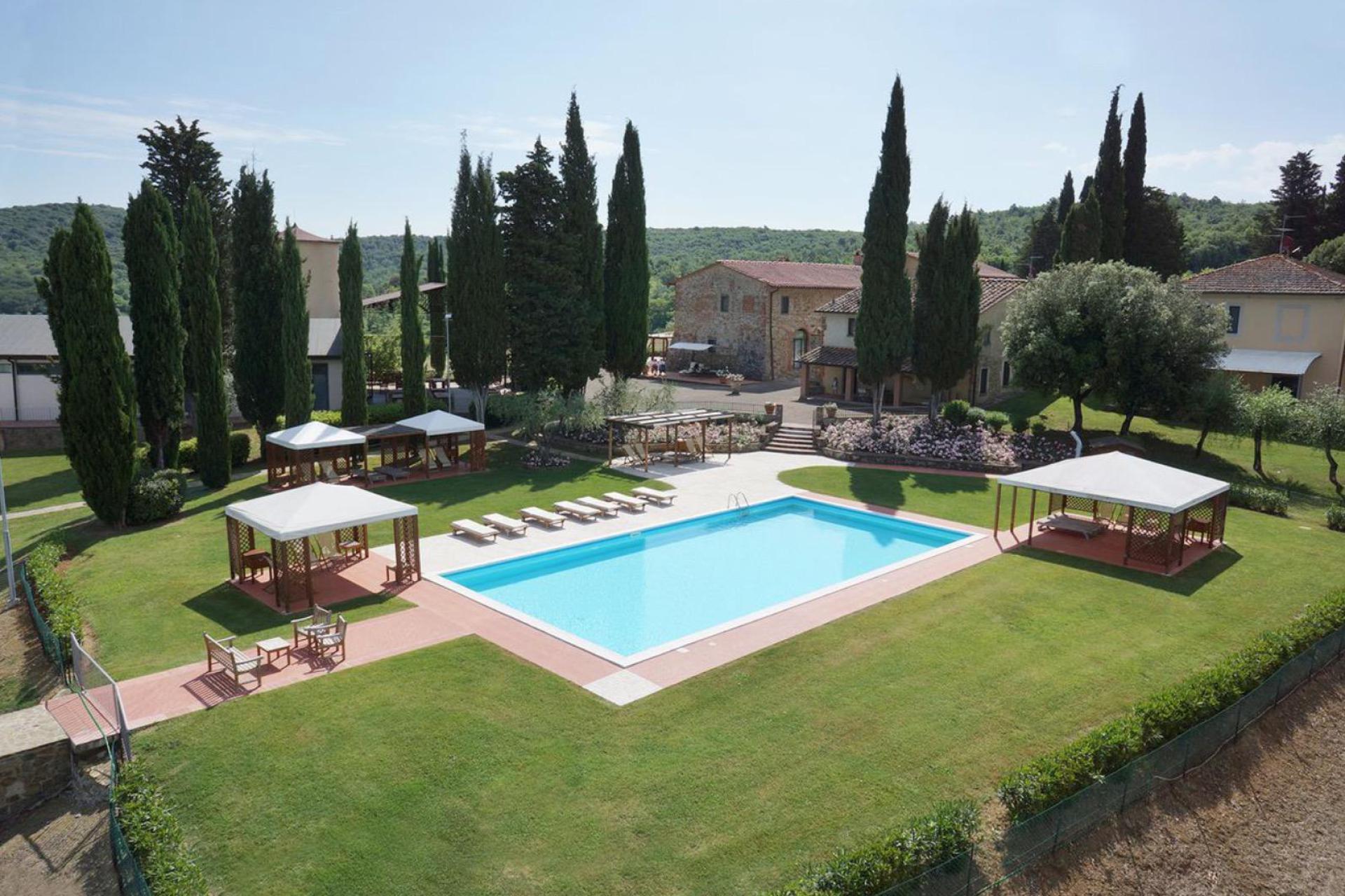 Agriturismo in Tuscany with restaurant and panoramic wine bar