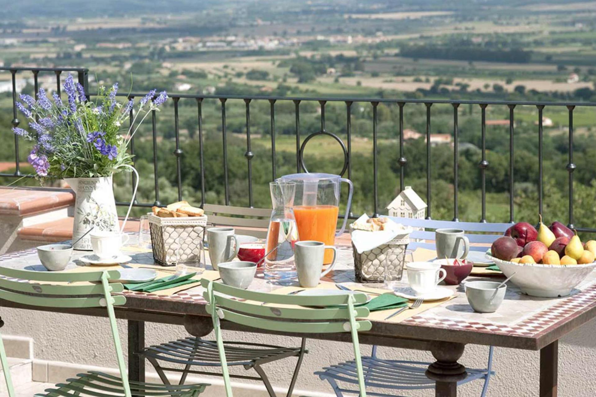 Cozy rooms with breakfast near the Tuscan coast