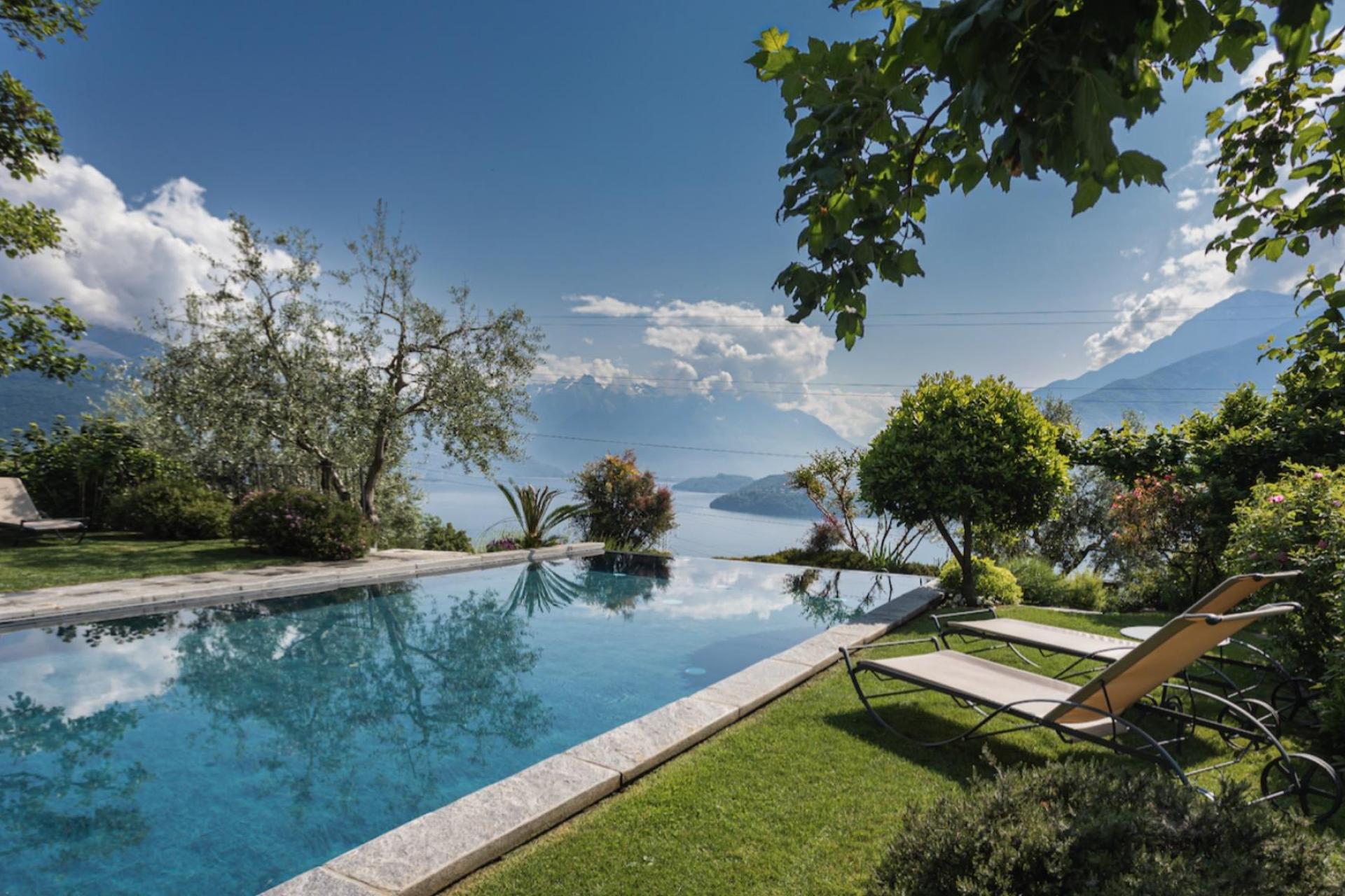 Luxurious agriturismo with view of Lake Como