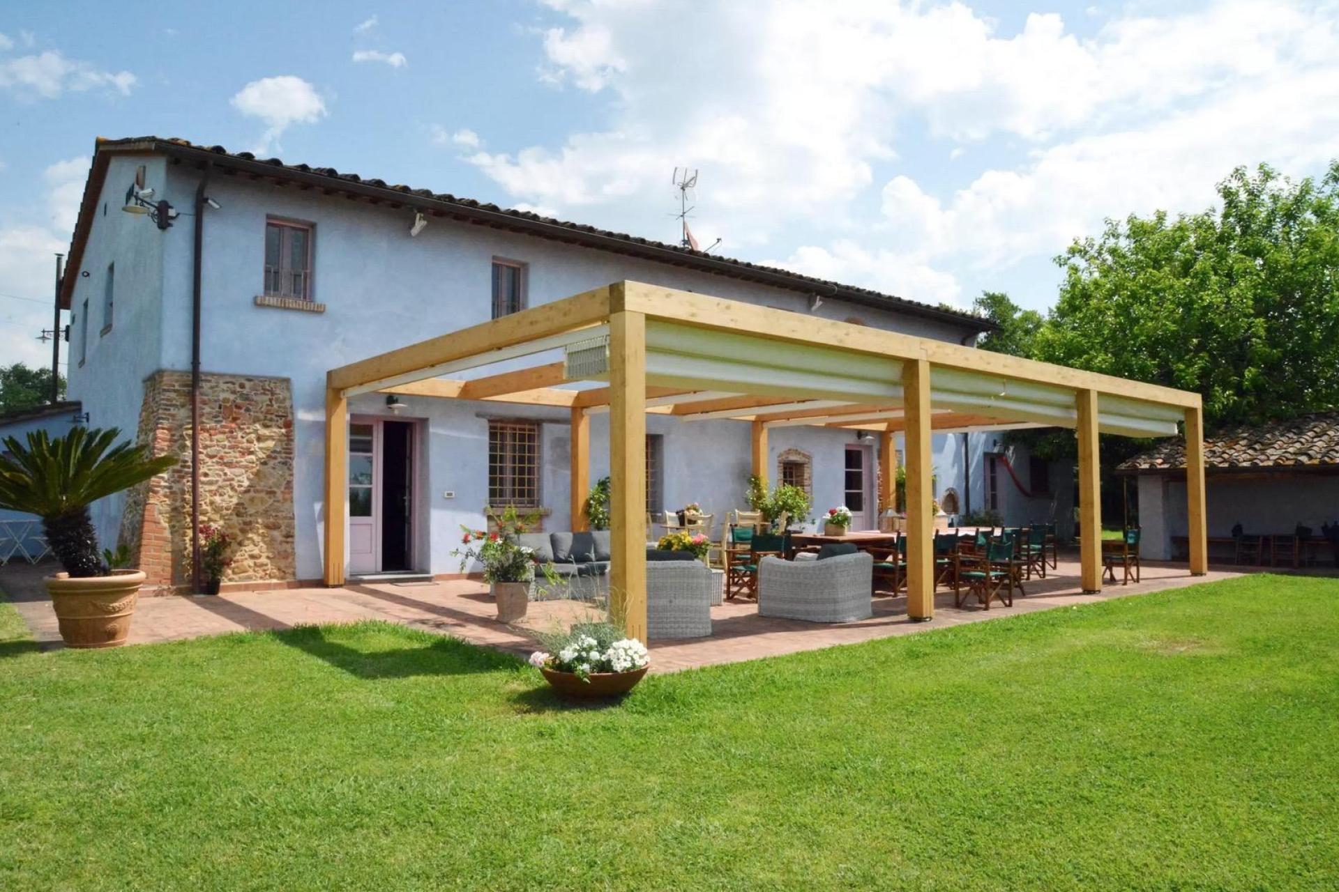 Beautiful villa with rooms near Lucca