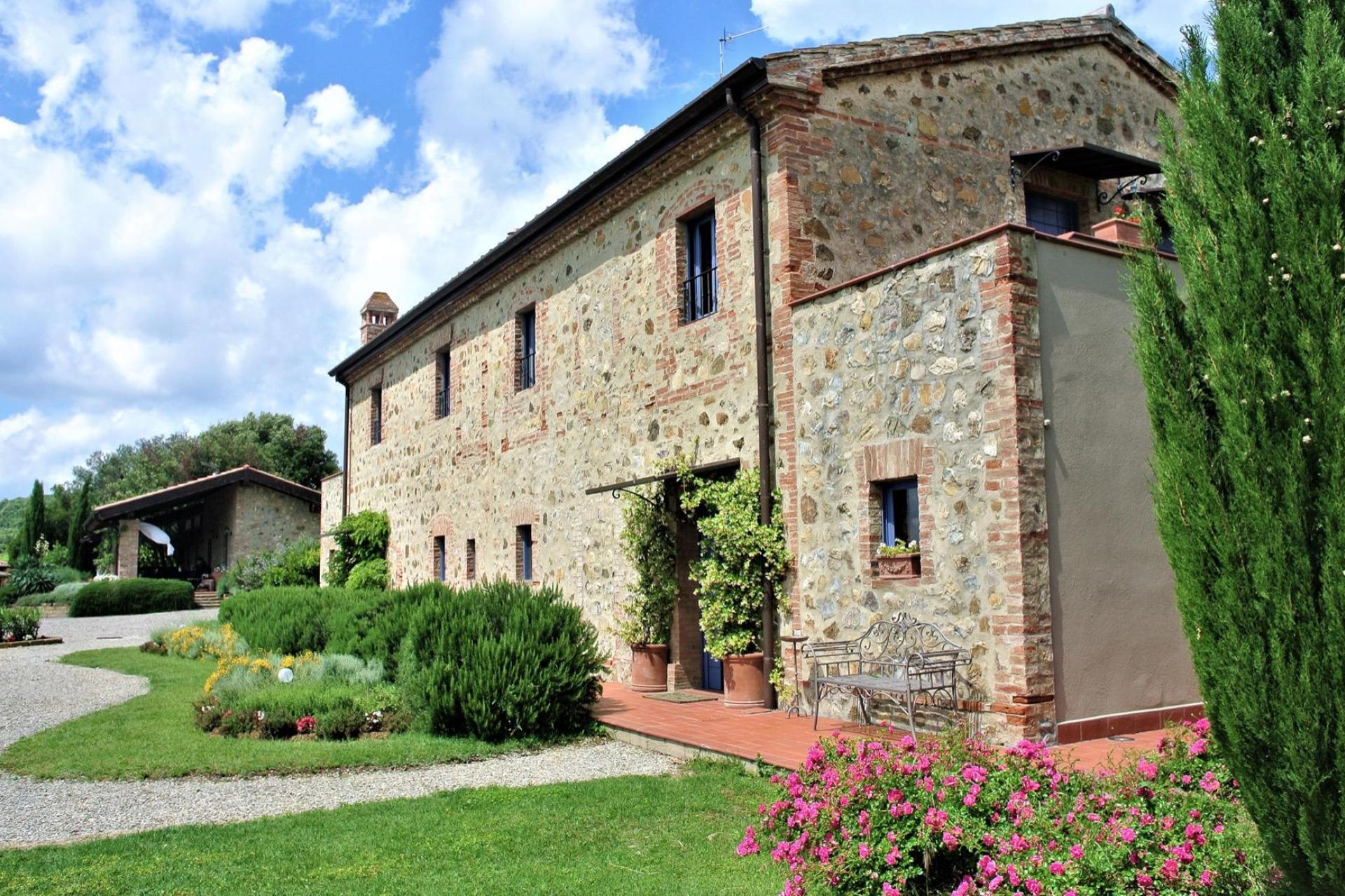Agriturismo between vineyards south of Siena