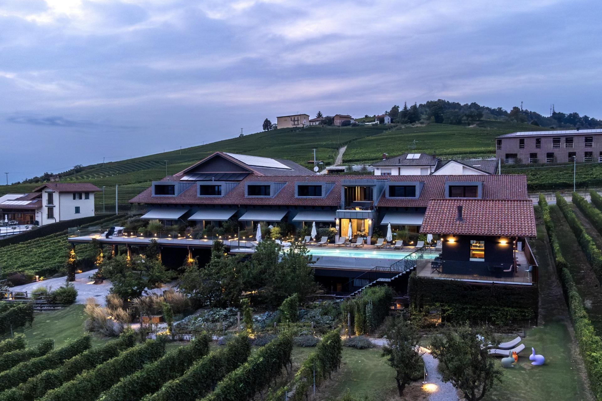Modern agriturismo in the Barolo vineyards with infinity pool