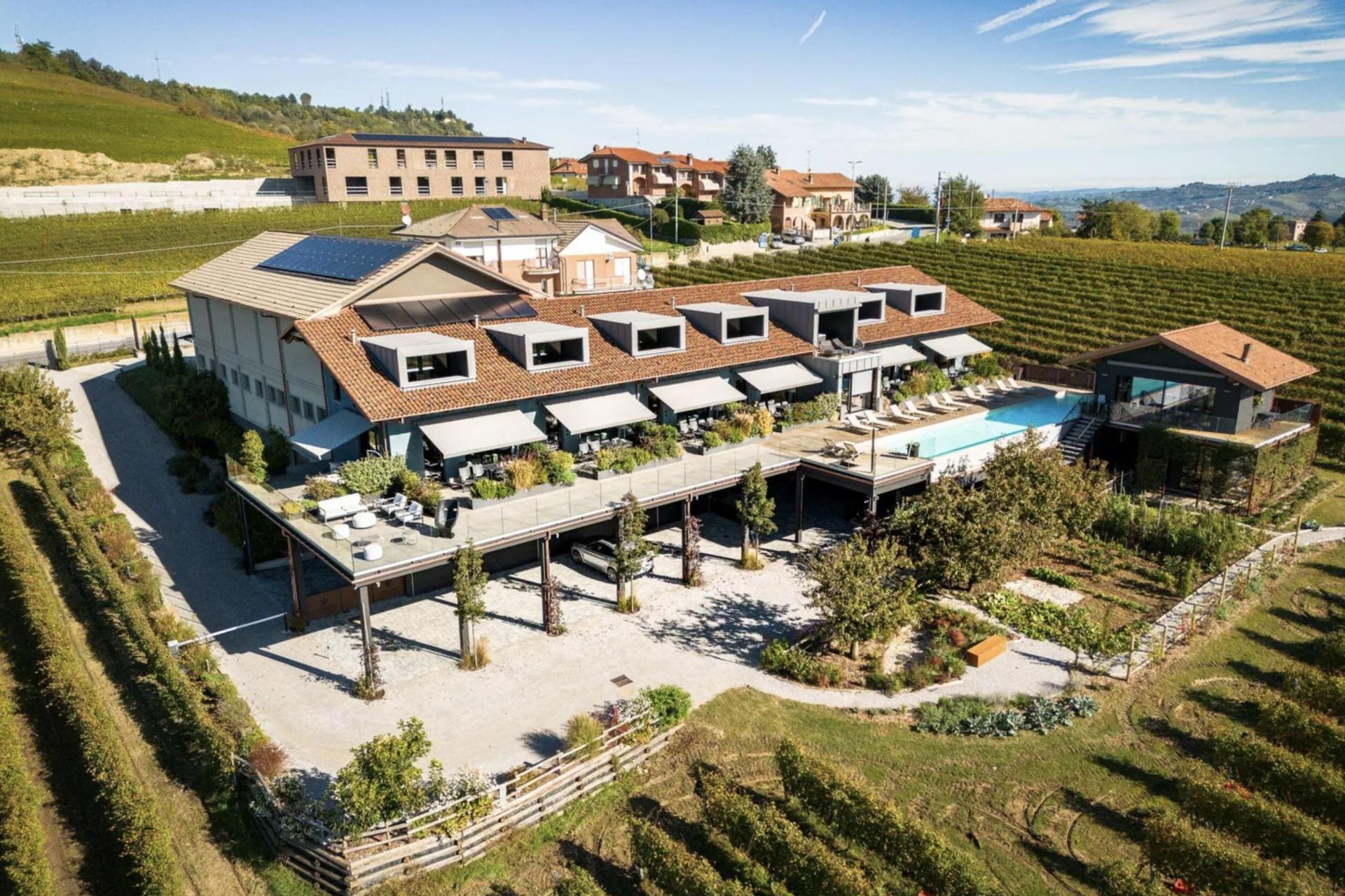 Modern agriturismo in the Barolo vineyards with infinity pool