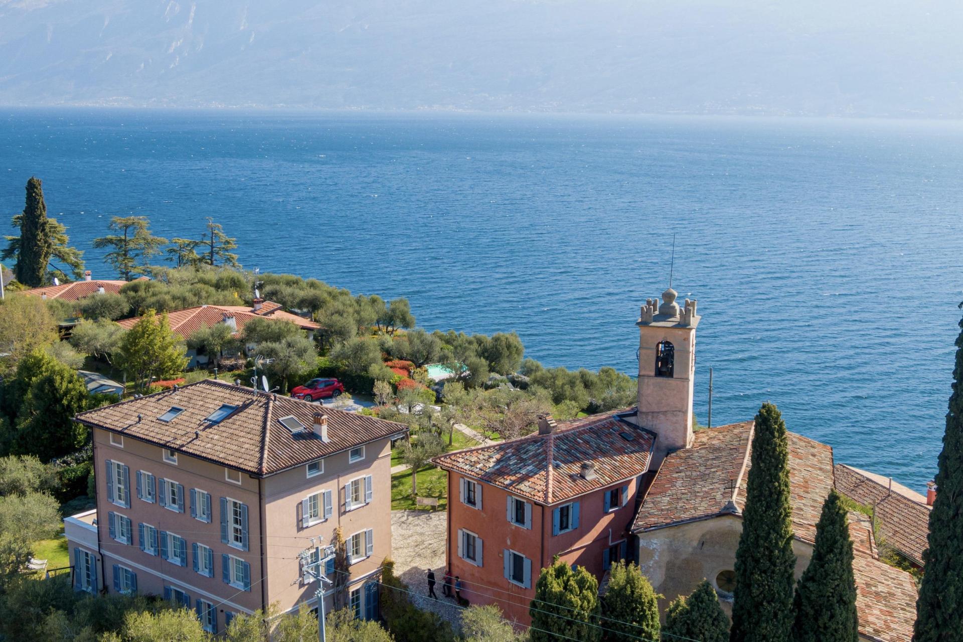 Agriturismo next to golf course overlooking Lake Garda