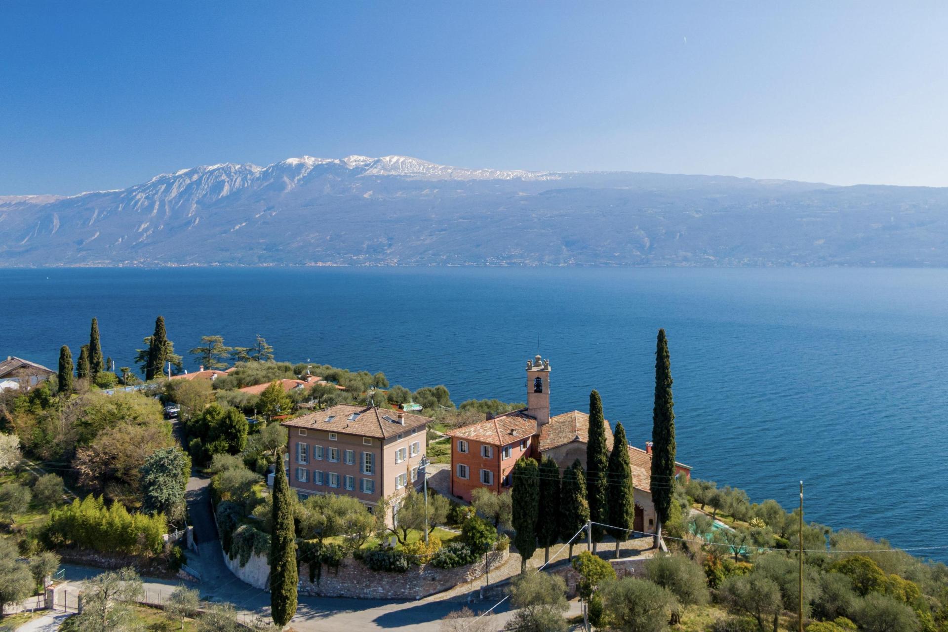 Agriturismo next to golf course overlooking Lake Garda