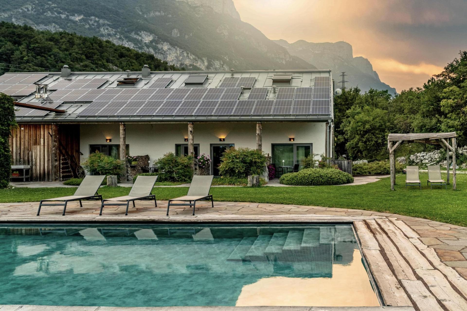 Organic apple-agriturismo in the lake valley of Trentino