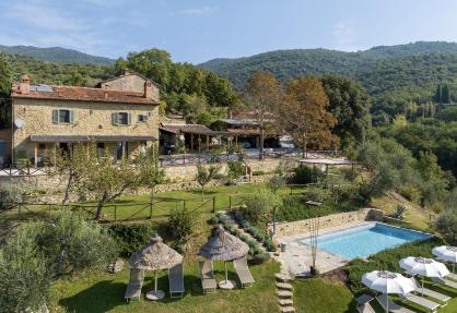 Small-scale agriturismo near Cortona with pool and views