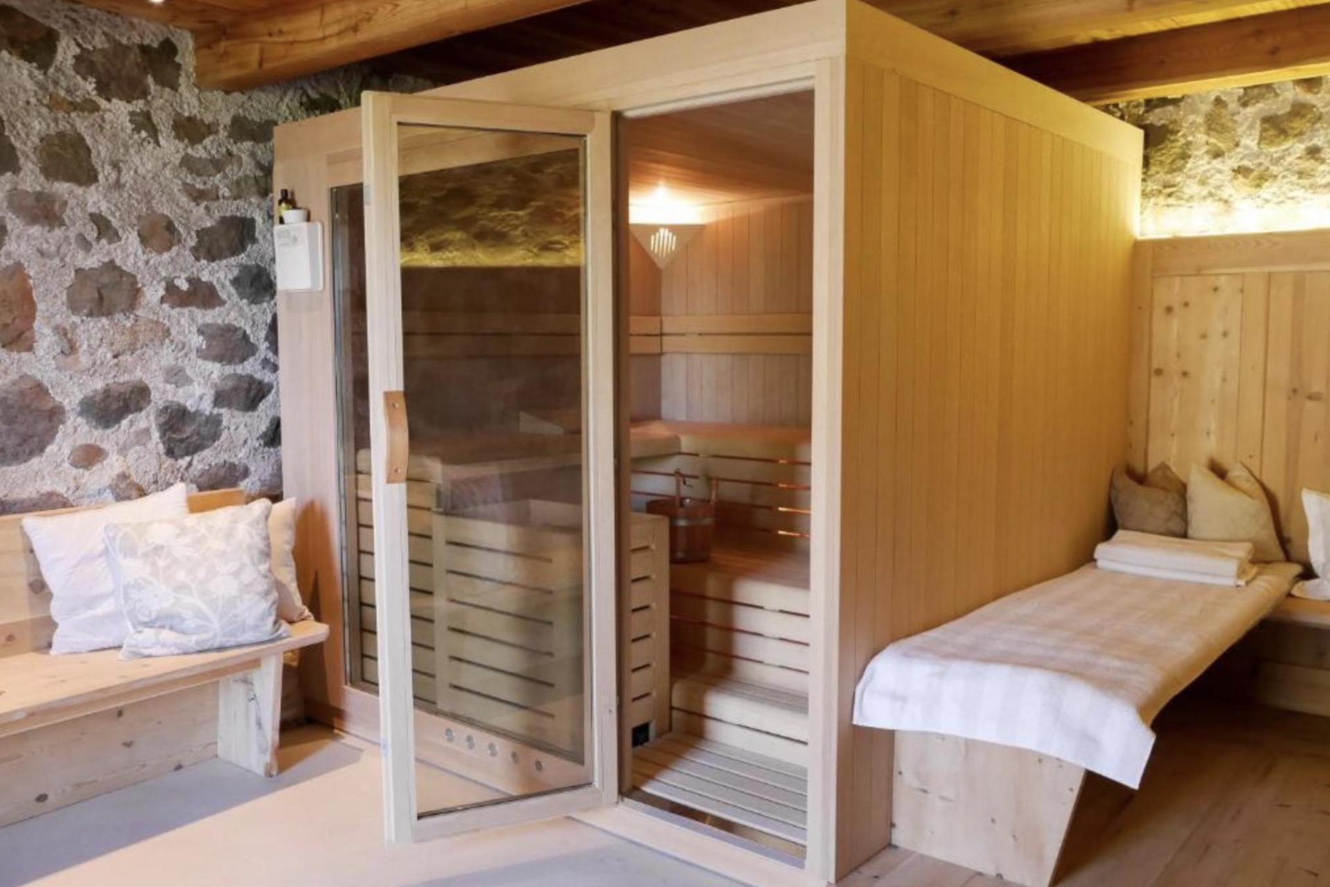 Luxury agriturismo with B&B rooms and Sudtiroler hospitality