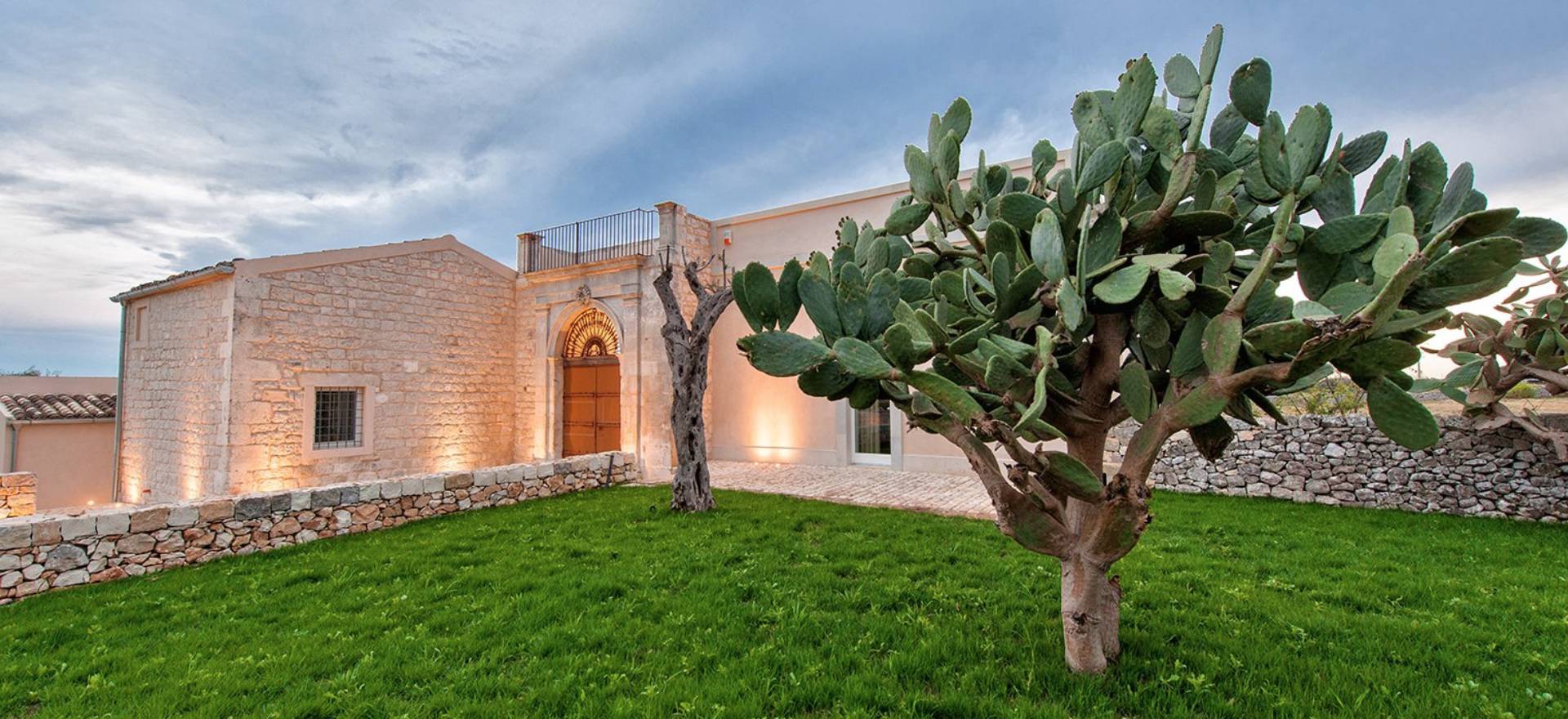 Agriturismo Sicily Restored agriturismo with good Sicilian restaurant